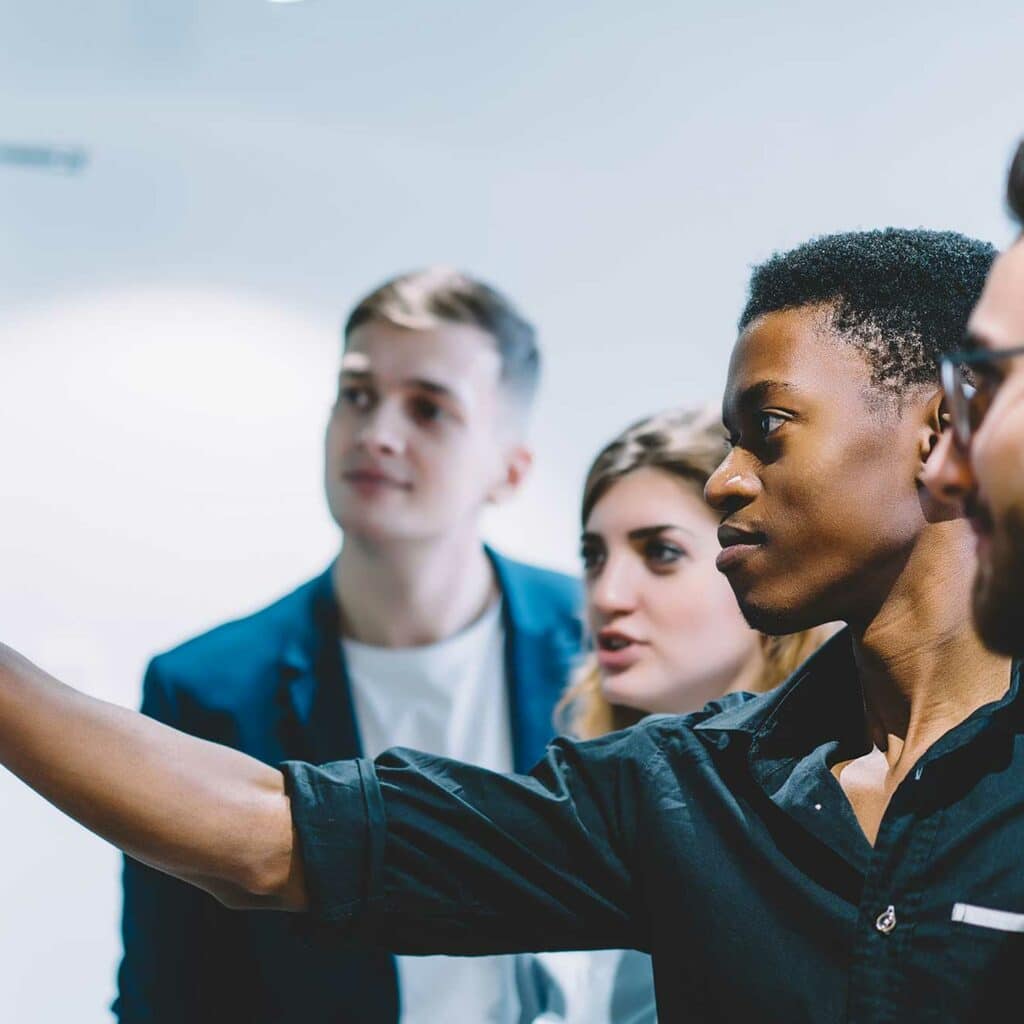 Jeune alternant en développement commercial gagnant en expérience professionnelle