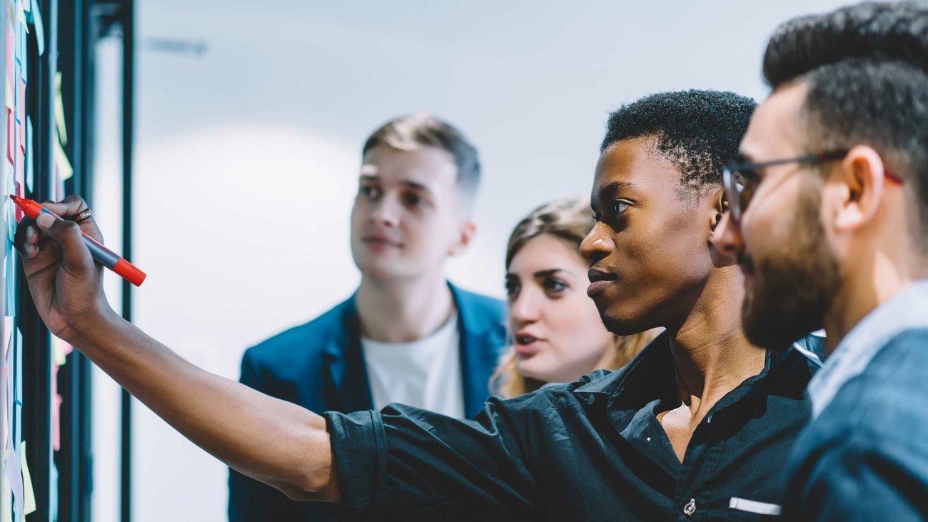 Jeune alternant en développement commercial gagnant en expérience professionnelle