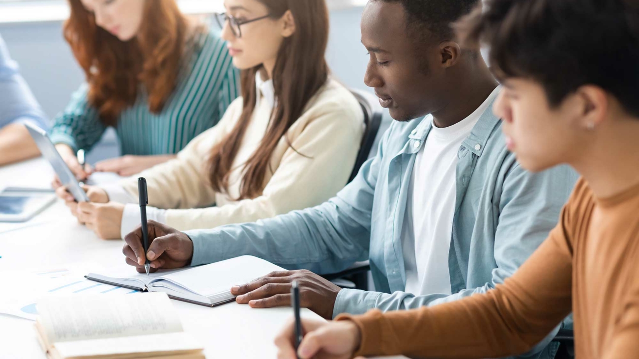 Étudiants en BTS commerce travaillant en groupe