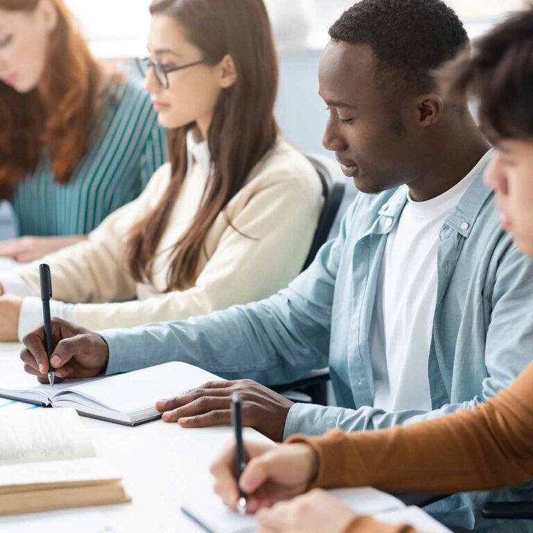 Étudiants en BTS commerce travaillant en groupe