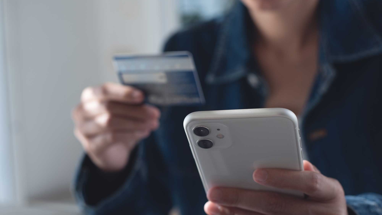 Consommateur réalisant un achat directement depuis une application de réseau social