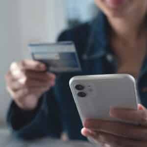Consommateur réalisant un achat directement depuis une application de réseau social
