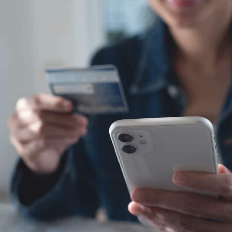 Consommateur réalisant un achat directement depuis une application de réseau social