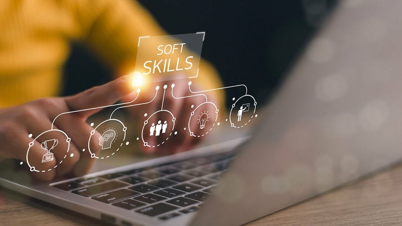 Soft skills et intelligence artificielle dans le commerce affichés sur une interface numérique au-dessus d’un ordinateur portable