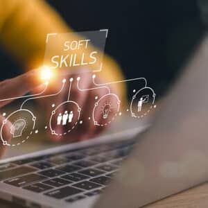 Soft skills et intelligence artificielle dans le commerce affichés sur une interface numérique au-dessus d’un ordinateur portable