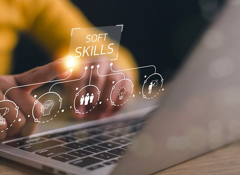 Soft skills et intelligence artificielle dans le commerce affichés sur une interface numérique au-dessus d’un ordinateur portable