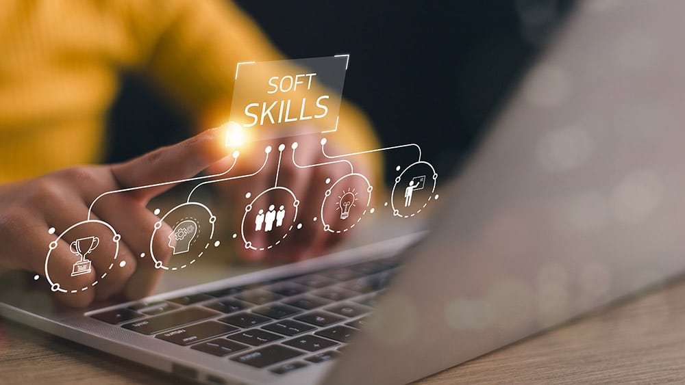 Soft skills et intelligence artificielle dans le commerce affichés sur une interface numérique au-dessus d’un ordinateur portable