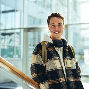Étudiant dans un espace lumineux à l’ESVE.