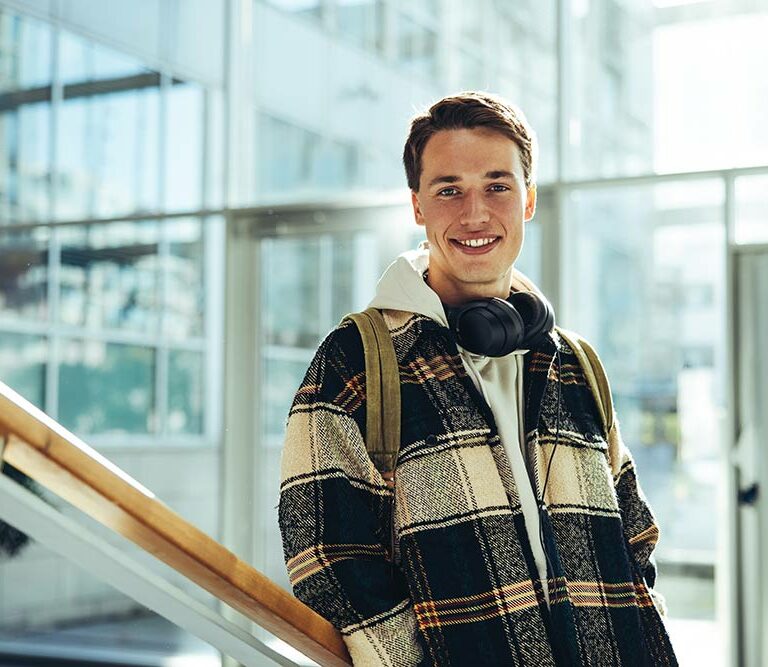 Étudiant dans un espace lumineux à l’ESVE.