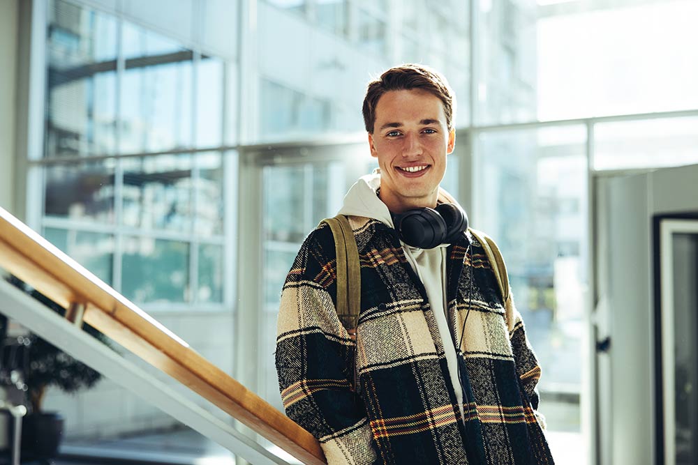 Étudiant dans un espace lumineux à l’ESVE.