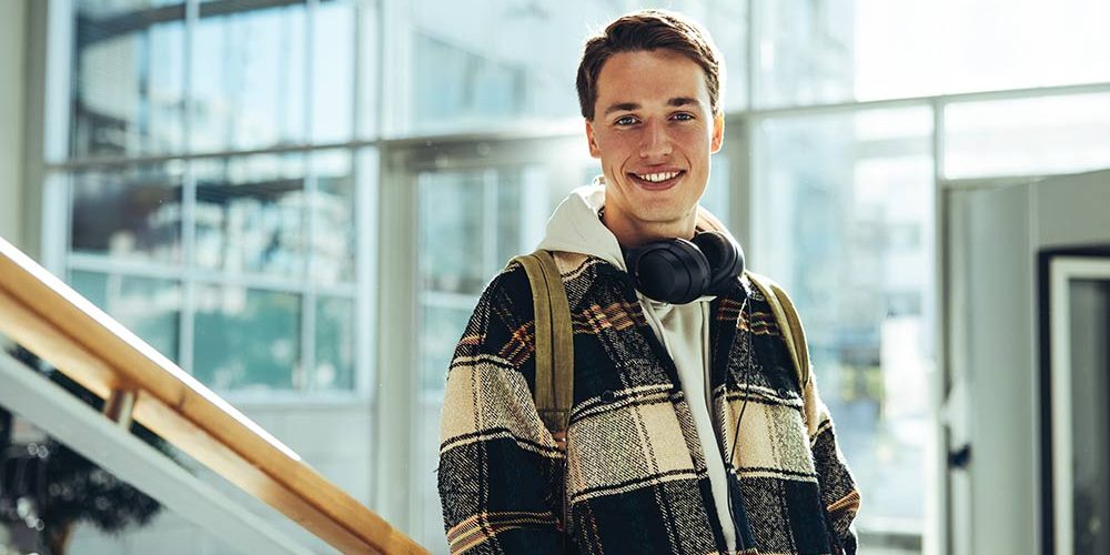 Étudiant dans un espace lumineux à l’ESVE.