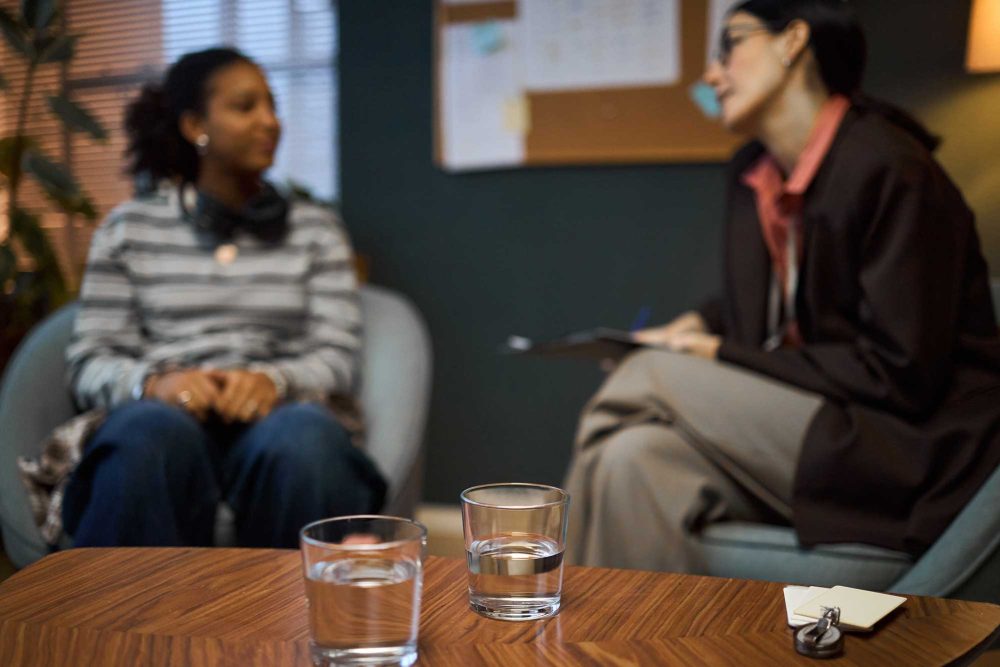 Étudiants en école de commerce préparant les métiers de la vente grâce à l’alternance