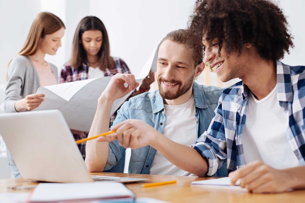 Lycéen préparant son dossier Parcoursup pour valoriser ses soft skills en école de commerce