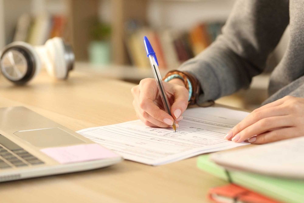 Étudiant remplissant son dossier de candidature Parcoursup pour intégrer une école de commerce