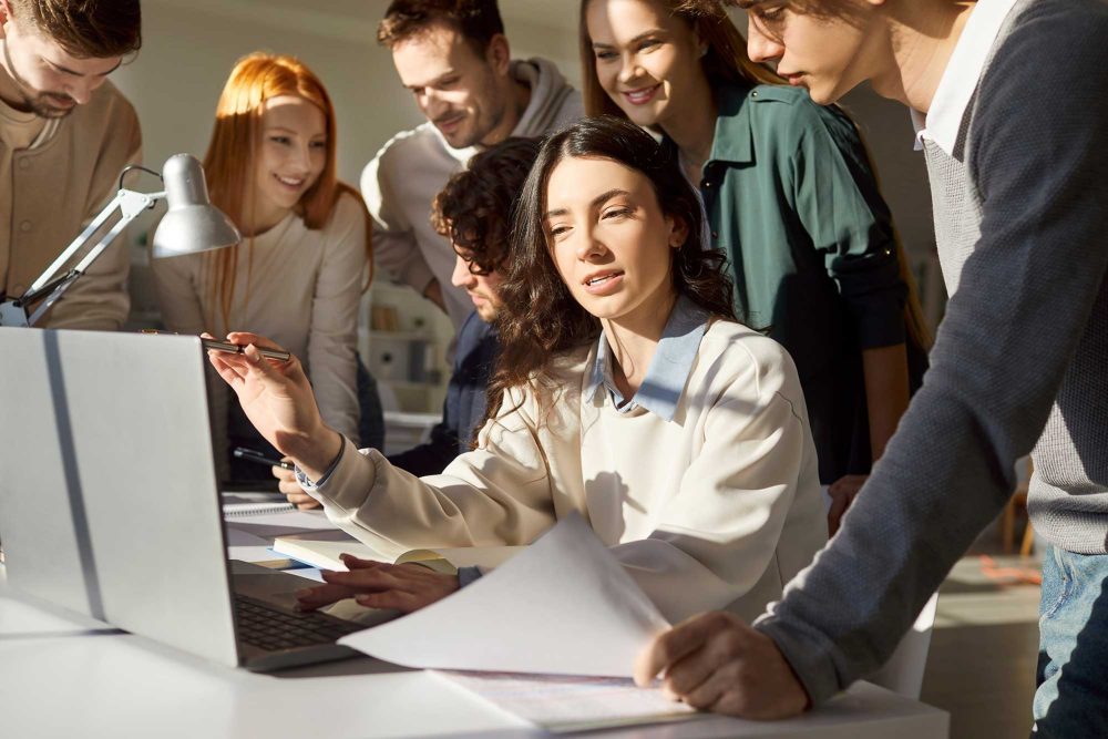 Jeunes professionnels en situation de négociation commerciale