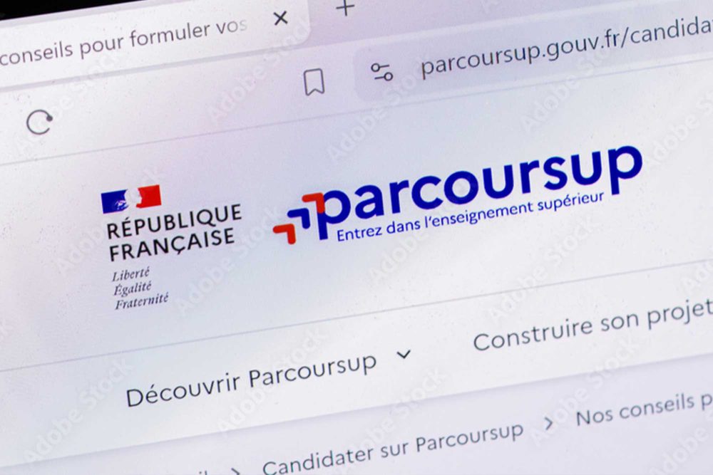 Étudiant comparant les BTS commerce après le bac