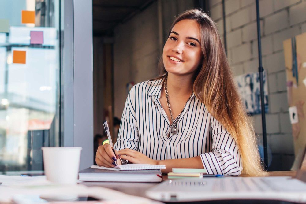 Parent et étudiant comparant des formations après Parcoursup