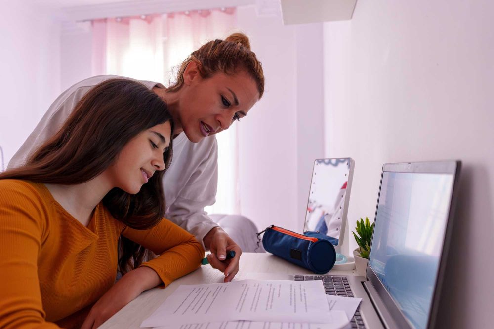 Parents échangeant avec leur enfant sur son orientation Parcoursup